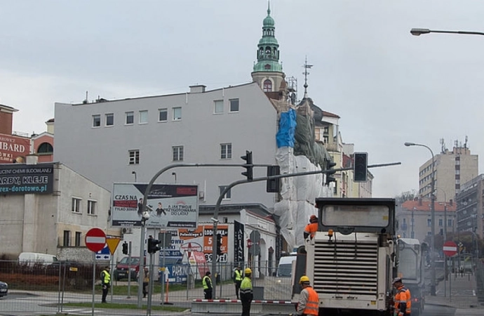 {Drogowcy skończyli wylewanie asfaltu na ulicy Pieniężnego w Olsztynie.}